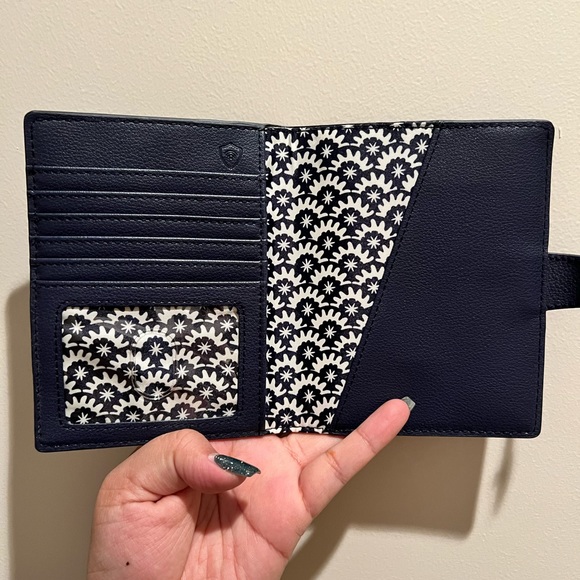NWOT Authentic Vera Bradley RIFD passport wallet - Picture 3 of 4